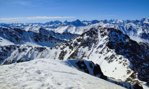 Skitour Riepenspitze - Gipfelsieg, Blick zu den Dolomiten Skitour Riepenspitze - Gipfelsieg, Blick zu den Dolomiten