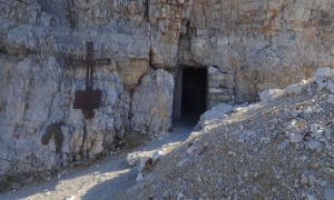 Klettersteig Toblinger Knoten - kurz vor dem Klettersteig ein alter Kriegsstollen