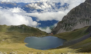 Bergtour Pfannspitze - Abstieg, Blick zum Obstansersee mit Hütte