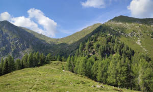 Bergtour Sillianer Hütte - beim Sattel mit Blick zur Sillianer Hütte und Heimkehrerkreuz Bergtour Sillianer Hütte - beim Sattel mit Blick zur Sillianer Hütte und Heimkehrerkreuz