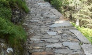 Abstieg - Pflasterweg