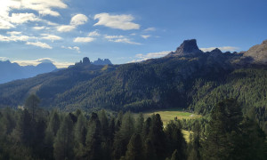 Klettersteig Col dei Bos, Lagazuoi - Zustieg, Blick zu Cinque Torri und Averau Klettersteig Col dei Bos, Lagazuoi - Zustieg, Blick zu Cinque Torri und Averau