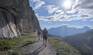 Klettersteig Col dei Bos, Lagazuoi - Zustieg, Blick zum Sorapis und Antelao Klettersteig Col dei Bos, Lagazuoi - Zustieg, Blick zum Sorapis und Antelao