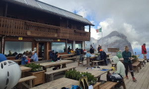 Klettersteig Col dei Bos, Lagazuoi - bei der Berghütte und Bergstation Klettersteig Col dei Bos, Lagazuoi - bei der Berghütte und Bergstation