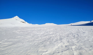 Skihochtour Johannisberg - Aufstieg über Pasterzenboden mit Johannisberg links und Hohe Riffl Mitte