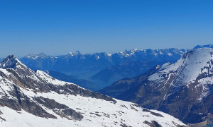 Skihochtour Johannisberg - Hohe Riffl mit Blick Zell am See und Saalfelden mit Watzmann im Hintergrund