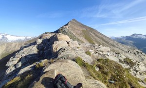 Bergtour Kreuzspitze - Gipfelsieg Vorderer Sajatkopf, Blick zum Hinteren Sajatkopf
