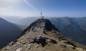 Bergtour Kreuzspitze - Gipfelsieg, Blick zur Wetterstation