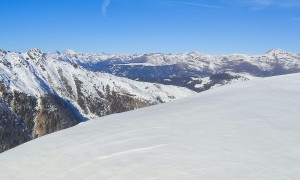 Skitour Spitzköfele - am Gipfelgrat mit Blick zu den aperen Villgrater Berge Skitour Spitzköfele - am Gipfelgrat mit Blick zu den aperen Villgrater Berge
