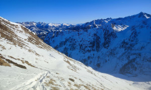 Skitour Spitzköfele - Gipfelgrat mit Blick zu den Lienzer Dolomiten Skitour Spitzköfele - Gipfelgrat mit Blick zu den Lienzer Dolomiten