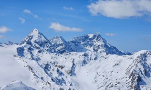 Skihochtour Köllkuppe - Gipfelsieg, mit Blick zur Königsspitze, Zebru und Ortler