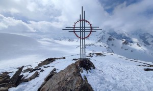 Skihochtour Zufallspitze, Cevedale - Eiskofel mit den Drei Kanonen, im Hintergrund die Casati-Hütte