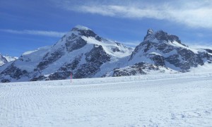 Skihochtour Breithorn - beim Skifahren Blick zum Breithorn & Kleinmatterhorn Skihochtour Breithorn - beim Skifahren Blick zum Breithorn & Kleinmatterhorn