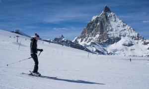 Skihochtour Breithorn - beim Skifahren Blick zum Matterhorn Skihochtour Breithorn - beim Skifahren Blick zum Matterhorn