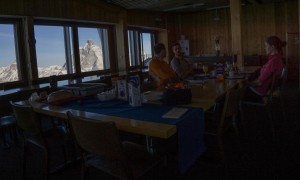 Skihochtour Breithorn - Ausblick beim Frühstückstisch Skihochtour Breithorn - Ausblick beim Frühstückstisch