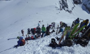 Skitour Zuckerhütl - reger Verkehr beim Skidepot
