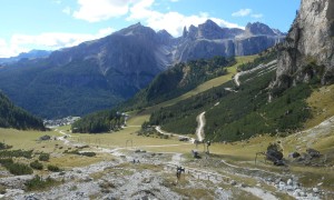 Bergtour Sassongher - Rückblick beim Aufstieg, in der Mitte Boe Seekofel