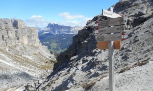 Bergtour Sassongher - Scharte mit Heiligkreuzkofel im Hintergrund