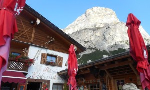 Bergtour Sassongher - bei der Edelweisshütte mit Blick zum Gipfel
