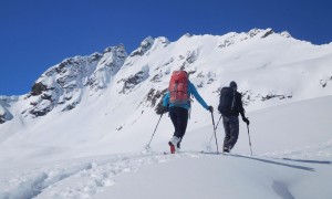 Skitour Roter Kogel - Blick zum Gipfel (und rechts Scharte)
