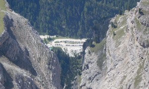 Bergtour Conturines, Lavarella - Tiefblick zur Capanna Alpina vom Gipfel