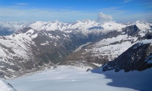Skihochtour Möselekopf - Blick zum Schlegeisspeicher und Tuxer Alpen