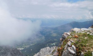Bergtour Serles - Gipfelsieg mit wolkigem Blick nach Innsbruck
