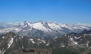 Bergtour Wurmaulspitze - Blick zum Schrammacher, Fußstein, Olperer, Gefrorene Wandspitzen und Hoher Riffler