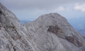 Klettersteig Triglav - Schlussanstieg, Blick zum regen Verkehr Normalweg (Mali Triglav)
