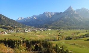 Bergtour Daniel - Abstieg mit Blick zur Sonnenspitze
