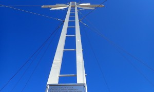 Bergtour Bloßberg - 15m hohes Gipfelkreuz
