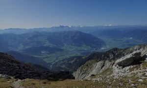 Bergtour Schönfeldspitze - Blick nach Maria Alm und Saalfelden, im Hintergrund Wiesbachhorn und Venediger