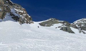 Skihochtour Burgwartscharte - steile Abfahrt von der Scharte in das Leitertal