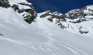 Skihochtour Burgwartscharte - steile Abfahrt von der Scharte in das Leitertal