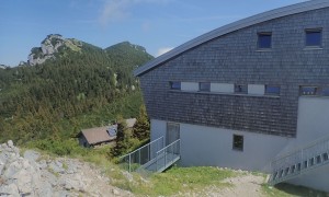 Bergtour Traunstein - Traunsteinhaus mit Blick zur Gmundner Hütte und Traunstein
