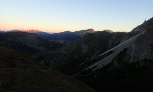 Klettersteig Pala & Vezzana - Zustieg, Rückblick Passo Rolle bei Sonnenaufgang