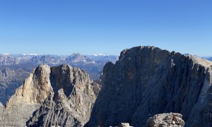 Klettersteig Pala & Vezzana - Gipfelsieg, Blick zum Cima della Vezzana und Großglockner, Tofanen links