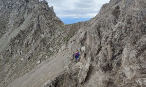 Bergtour Kreuzkofel - Aufstieg Klettersteig, im Hintergrund das Kühbodentörl