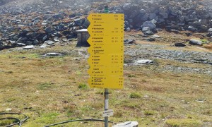 Bergtour Finsterkarspitze - Wegweiser bei der Neuen Reichenbergerhütte