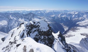 Skihochtour Großer Ankogel - Gipfelsieg, Blick zum Gipfelkreuz