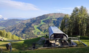 Klettersteig Piz da Peres - Zustieg, bei der Bergstation Pre da Peres mit Blick zum Kronplatz