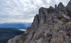 Klettersteig Piz da Peres - kurzer Abstieg über eine Rampe zum zweiten Teil