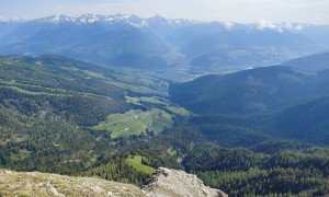 Klettersteig Piz da Peres - Gipfelsieg, Blick ins Antholzertal mit der Rieserfernergruppe