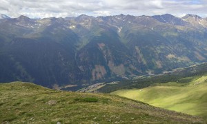 Bergtour Speikboden - Gipfelsieg Donnerstein, Blick nach St. Veit mit Hochalmspitze, Hochgrabe, Degenhorn, Weiße und Rote Spitze