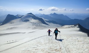 Hochtour Großvenediger - Schlussaufstieg mit Rückblick zur Schwarzen Wand, Hoher Zaun, Rainerhorn und Hohes Aderl Hochtour Großvenediger - Schlussaufstieg mit Rückblick zur Schwarzen Wand, Hoher Zaun, Rainerhorn und Hohes Aderl
