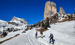 Skitour Nuvolau - Aufstieg, kurz vor Cinque Torri und Blick zum Averau