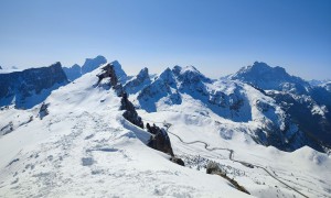Skitour Nuvolau - Gipfelsieg mit Blick zu Ra Gusela, Monte Pelmo, Civetta und Passo Giau Passstraße
