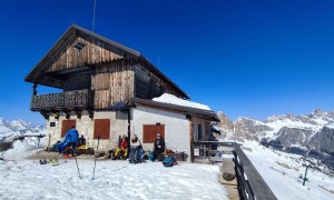 Skitour Nuvolau - Gipfelsieg mit der Nuvolau-Hütte