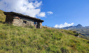 Bergtour Goldbergspitze - Aufstieg, vorbei an einer Almhütte