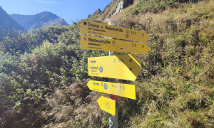 Bergtour Quirl - Abstieg, Wegweiser im Umbaltal